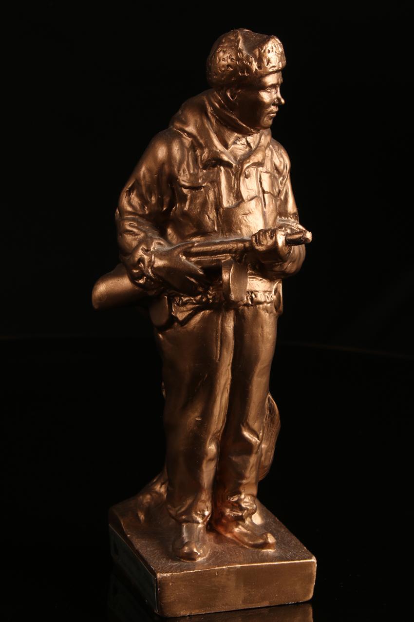 Rajamies kipsipatsas Alpo ja Nina Sailo / Border guard Plaster Statue