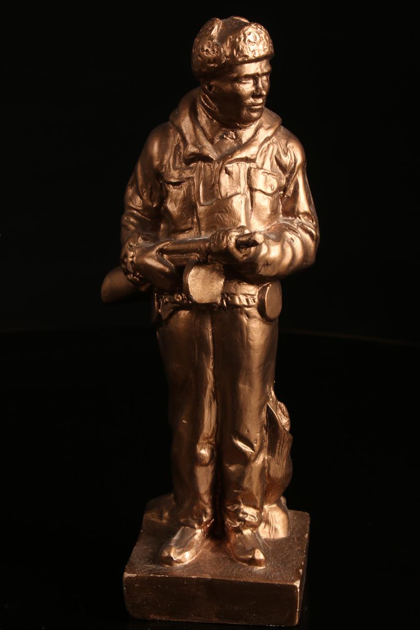 Rajamies kipsipatsas Alpo ja Nina Sailo / Border guard Plaster Statue - Image 3