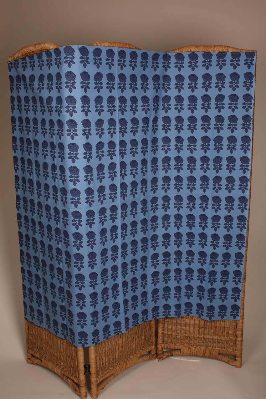 Marimekko sininen Vihkiruusu kangas / Marimekko Blue Vihkiruusu Fabric - Image 3