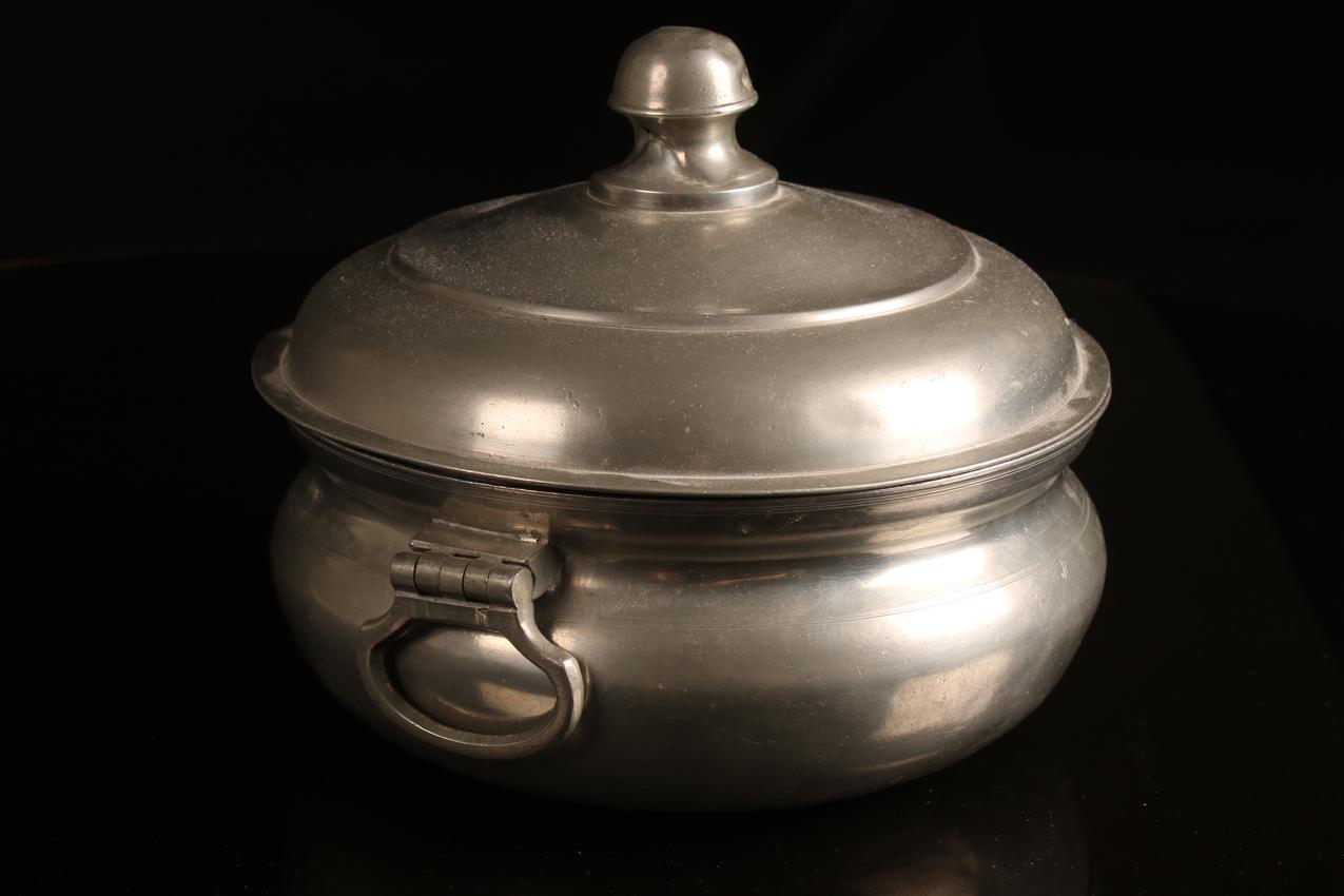1800-luku kannellinen tinapata