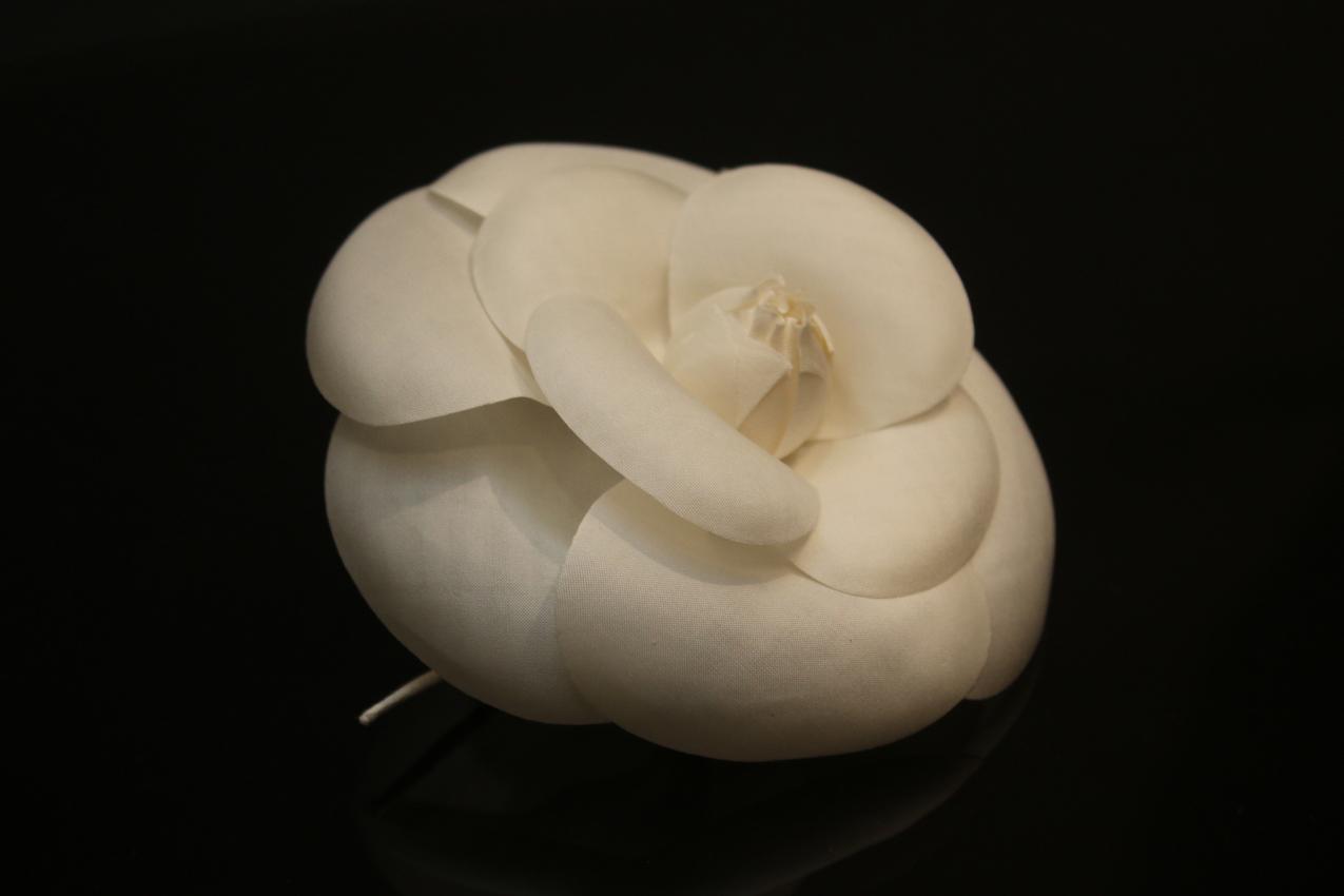 Chanel valkoinen Camelia rintakoru / Chanel White Camellia Brooch