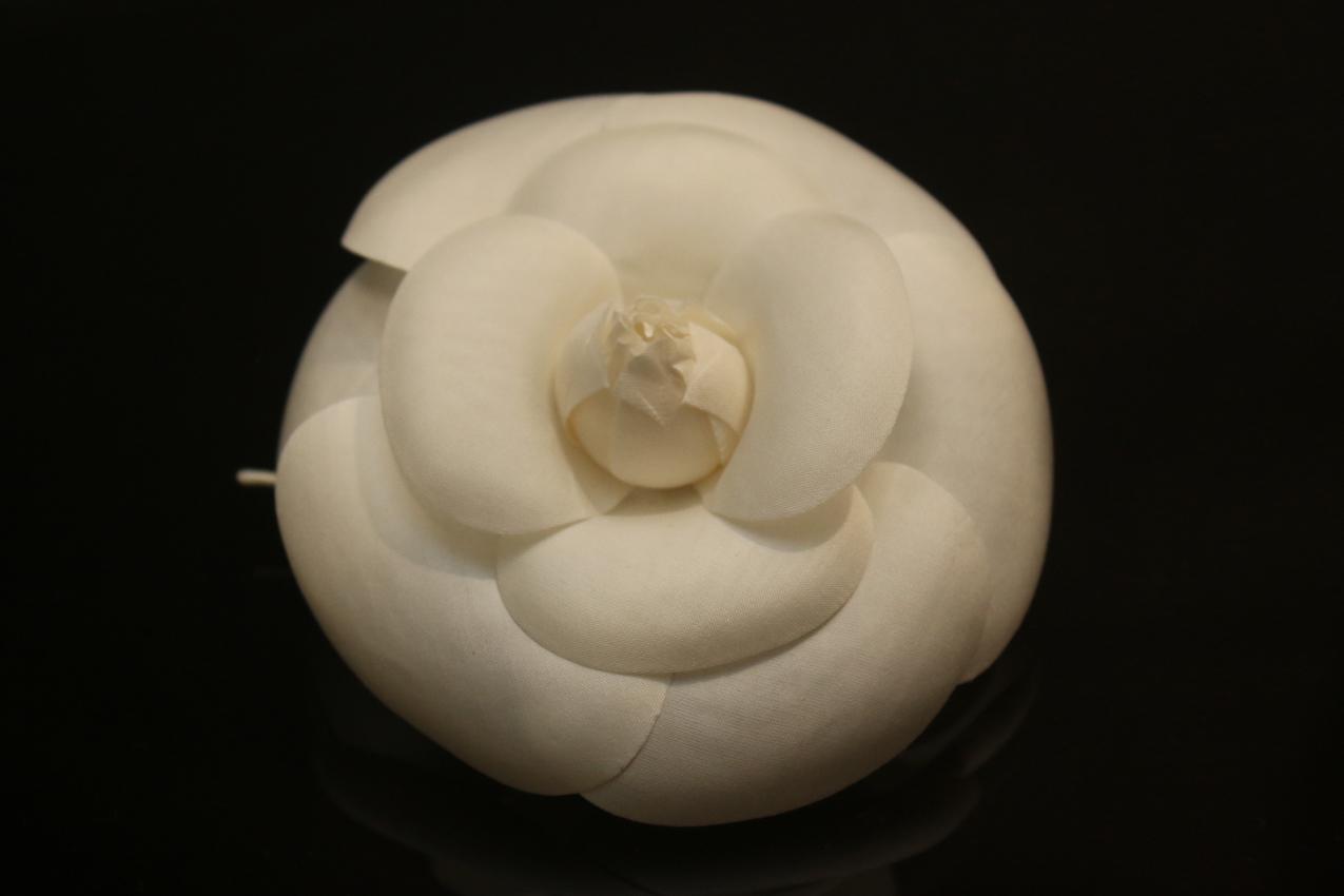 Chanel valkoinen Camelia rintakoru / Chanel White Camellia Brooch - Image 3