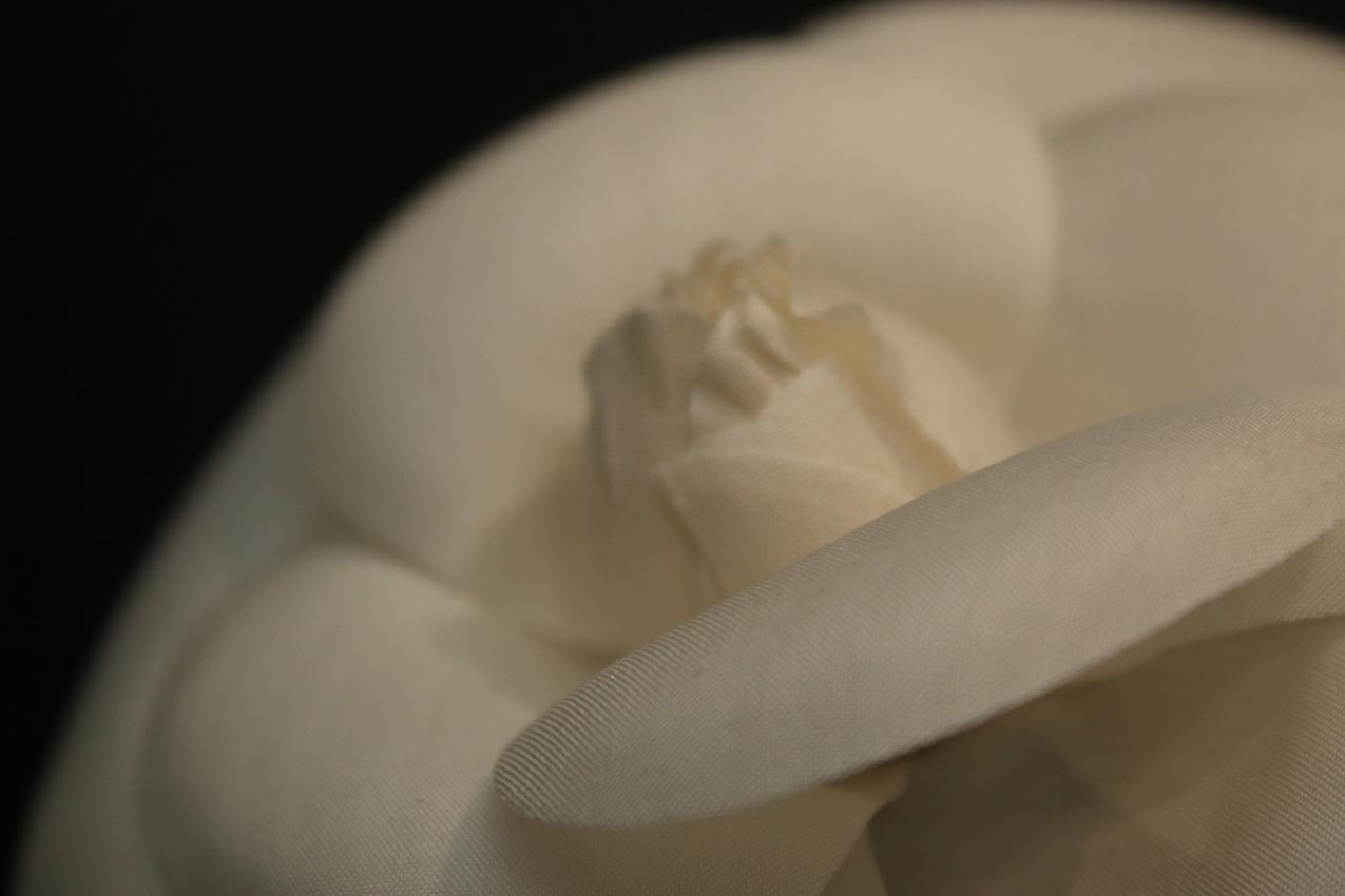 Chanel valkoinen Camelia rintakoru / Chanel White Camellia Brooch - Image 4