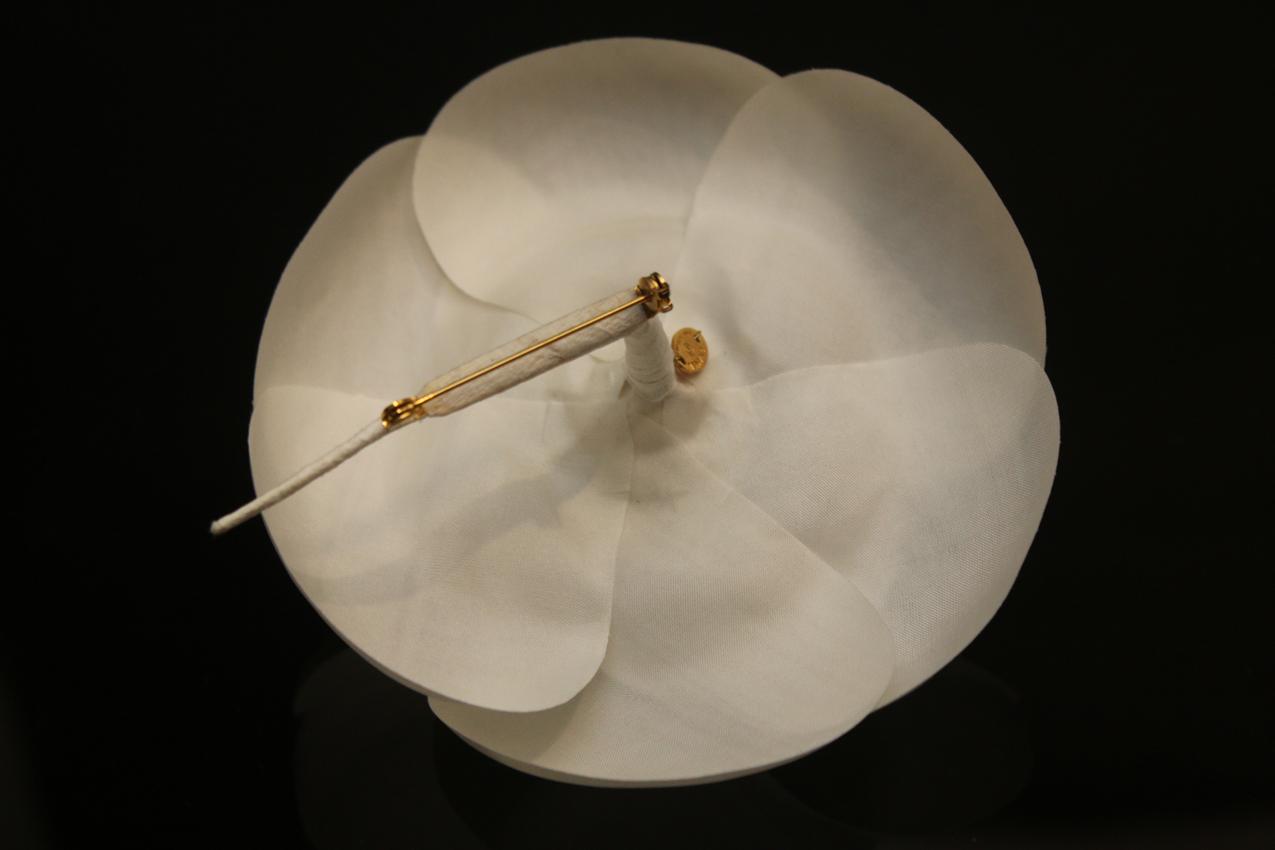 Chanel valkoinen Camelia rintakoru / Chanel White Camellia Brooch - Image 7