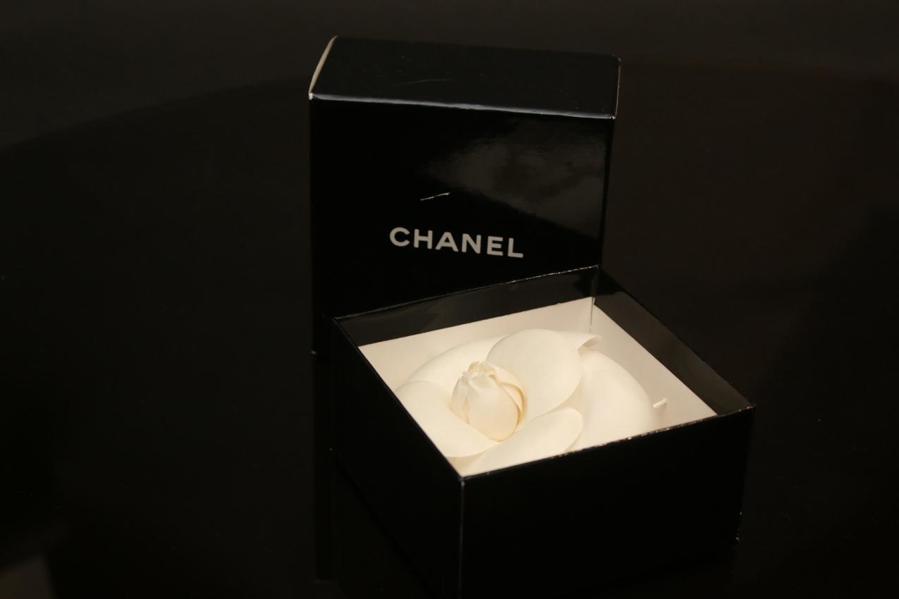 Chanel valkoinen Camelia rintakoru / Chanel White Camellia Brooch - Image 9