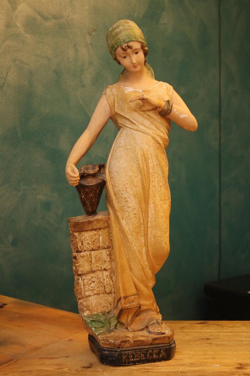 Rebekka kaivolla -kipsipatsas / Rebecca at the well -plaster statue
