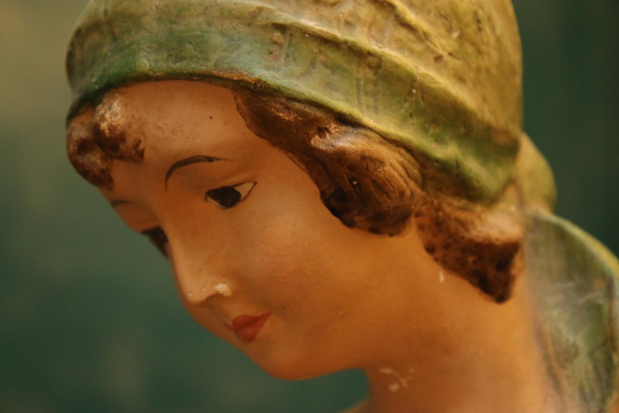 Rebekka kaivolla -kipsipatsas / Rebecca at the well -plaster statue - Image 8