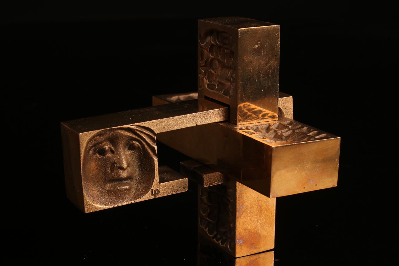 Laila Pullinen “Hädän Kolmet Kasvot” -pronssimitali / Bronze Sculpture - Image 9
