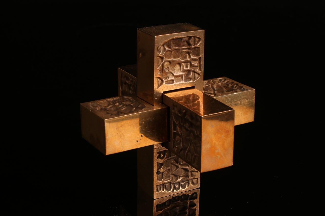Laila Pullinen “Hädän Kolmet Kasvot” -pronssimitali / Bronze Sculpture