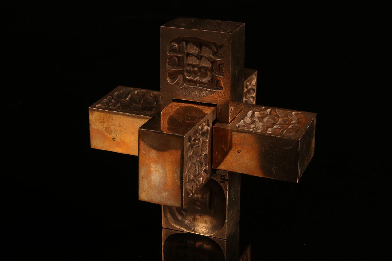 Laila Pullinen “Hädän Kolmet Kasvot” -pronssimitali / Bronze Sculpture - Image 3