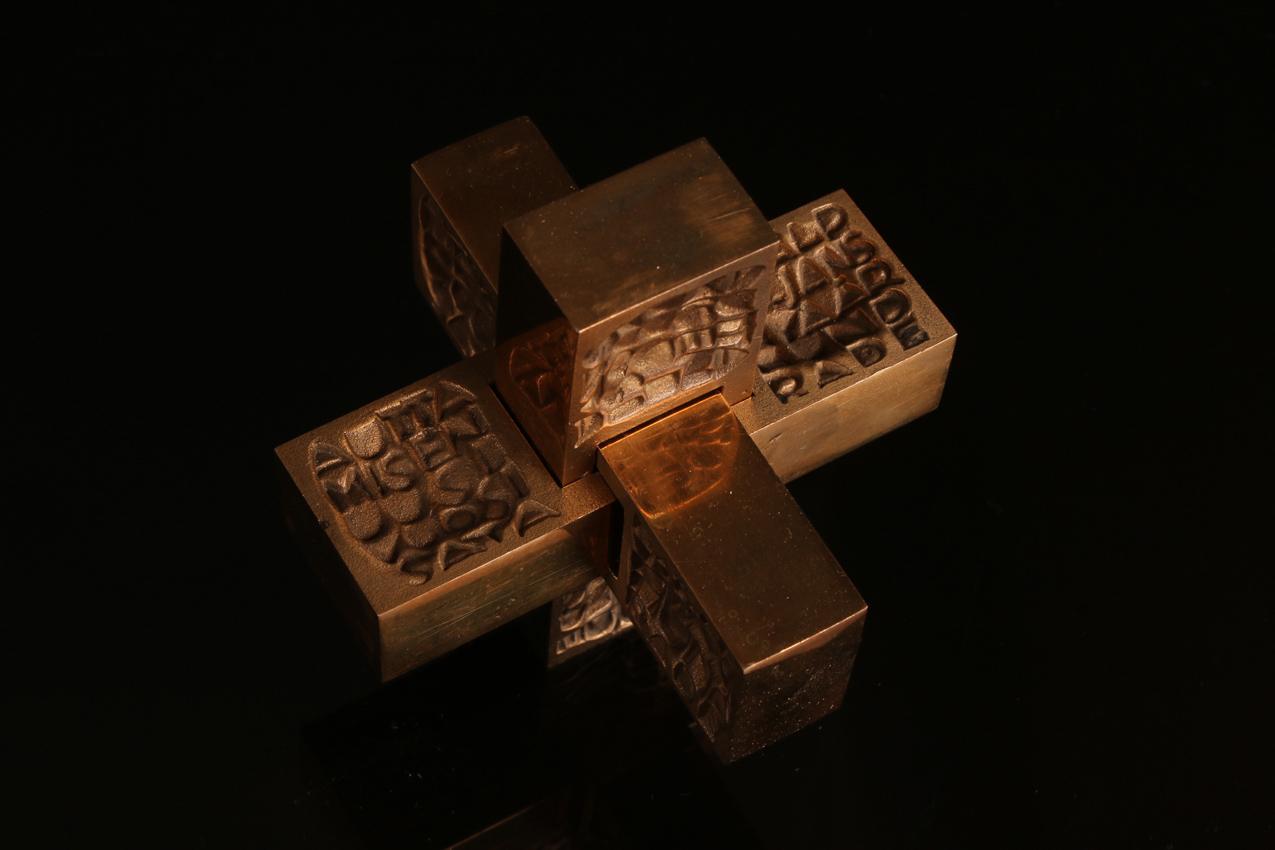 Laila Pullinen “Hädän Kolmet Kasvot” -pronssimitali / Bronze Sculpture - Image 4