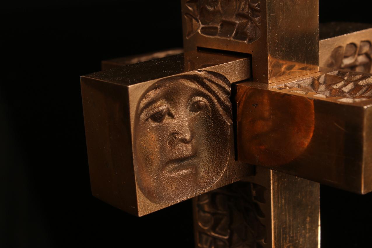 Laila Pullinen “Hädän Kolmet Kasvot” -pronssimitali / Bronze Sculpture - Image 5
