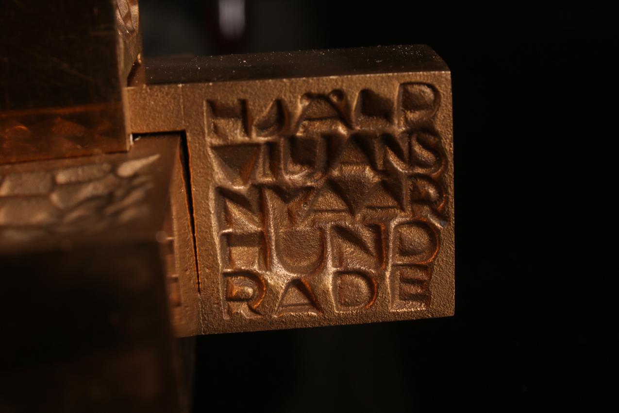 Laila Pullinen “Hädän Kolmet Kasvot” -pronssimitali / Bronze Sculpture - Image 7
