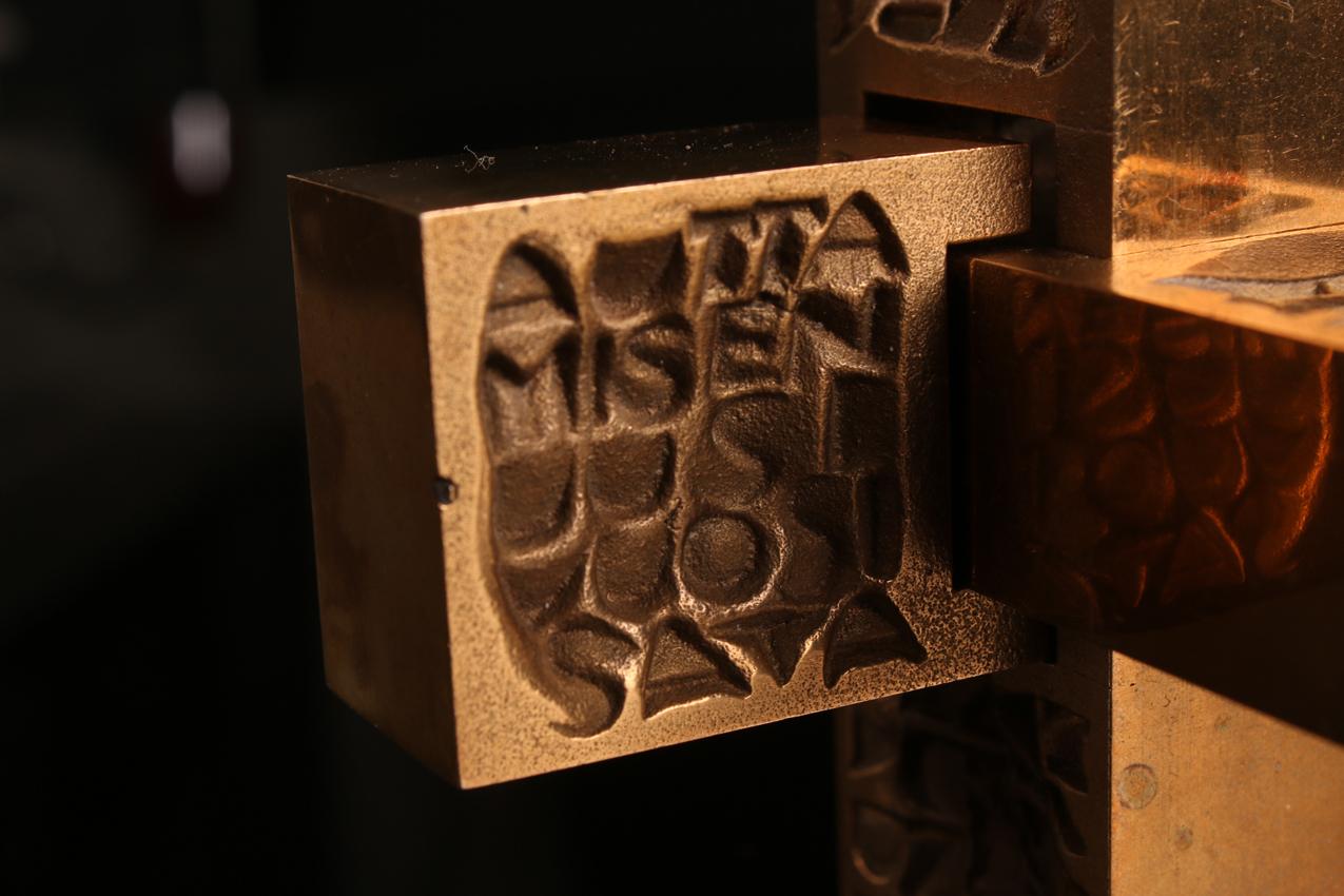 Laila Pullinen “Hädän Kolmet Kasvot” -pronssimitali / Bronze Sculpture - Image 8