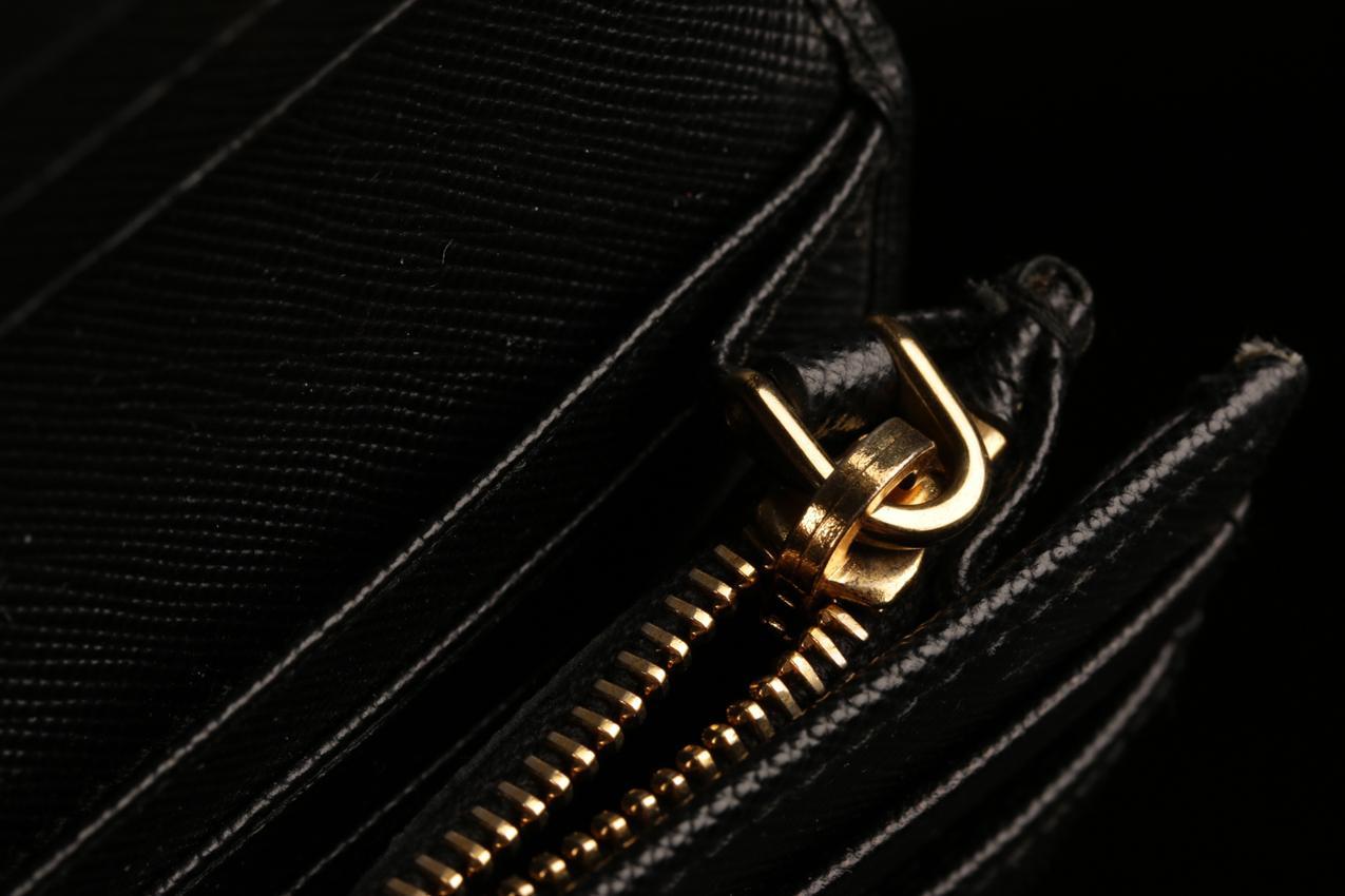 Prada Saffiano nahkainen lompakko - Image 9
