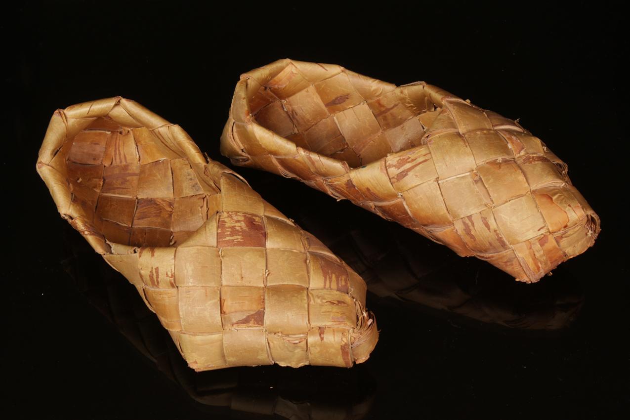Vanhat tuohivirsut / Vintage handwoven birch bark shoes