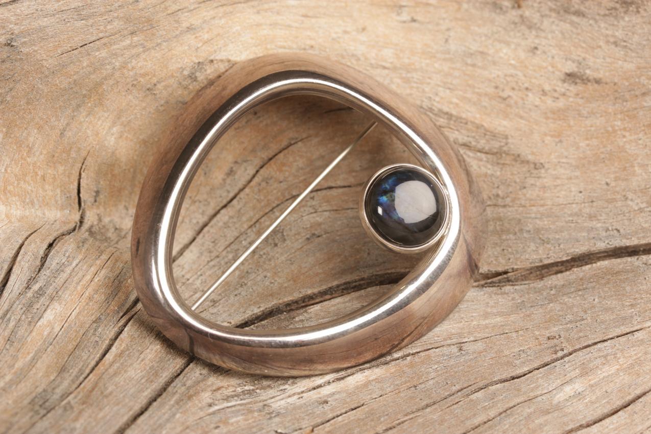 Kaunis Koru Paula Häiväoja silver brooch spectrolite