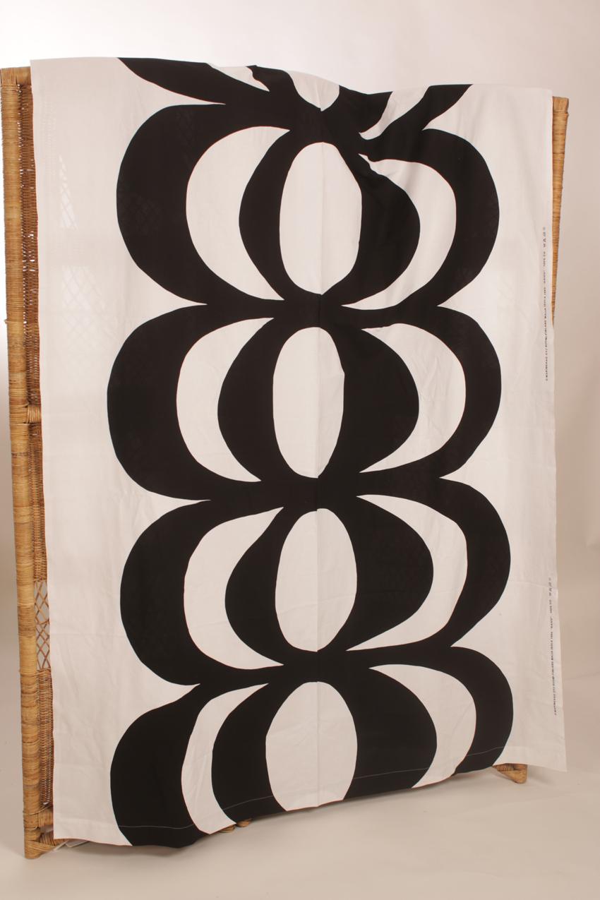 Marimekko Maija Isola mustavalkoinen kangas “Kaivo” extra pitkä pöytäliina