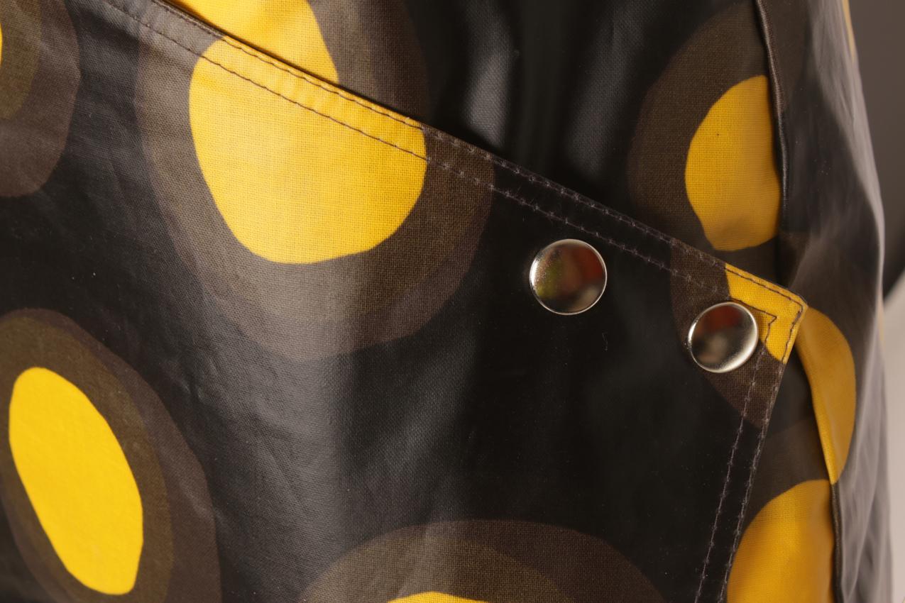 Vintage Marimekko Annika Rimala “Petrooli” PVC kietaisuhame “Läikät” - Image 5