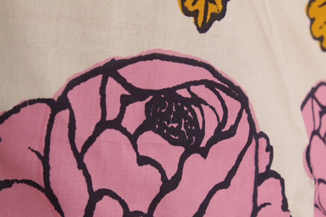 Marimekko pinkkikukkainen Maalaisruusu kangas - Image 3