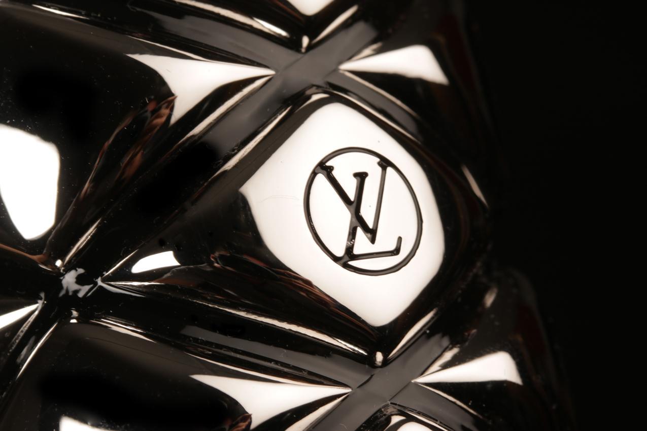 Louis Vuitton hopeanväriset nahkasandaalit 37 - Image 11