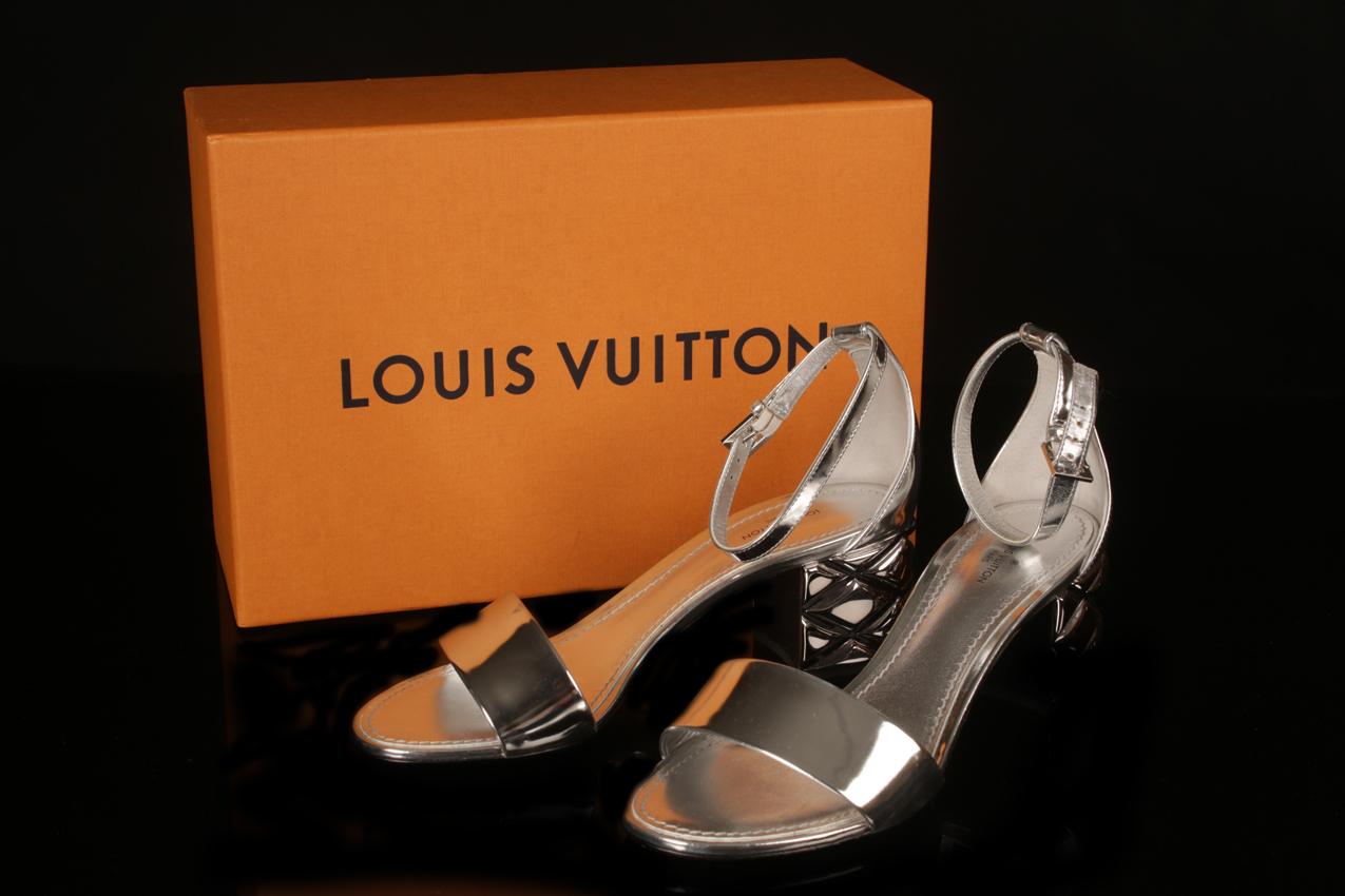 Louis Vuitton hopeanväriset nahkasandaalit 37 - Image 12