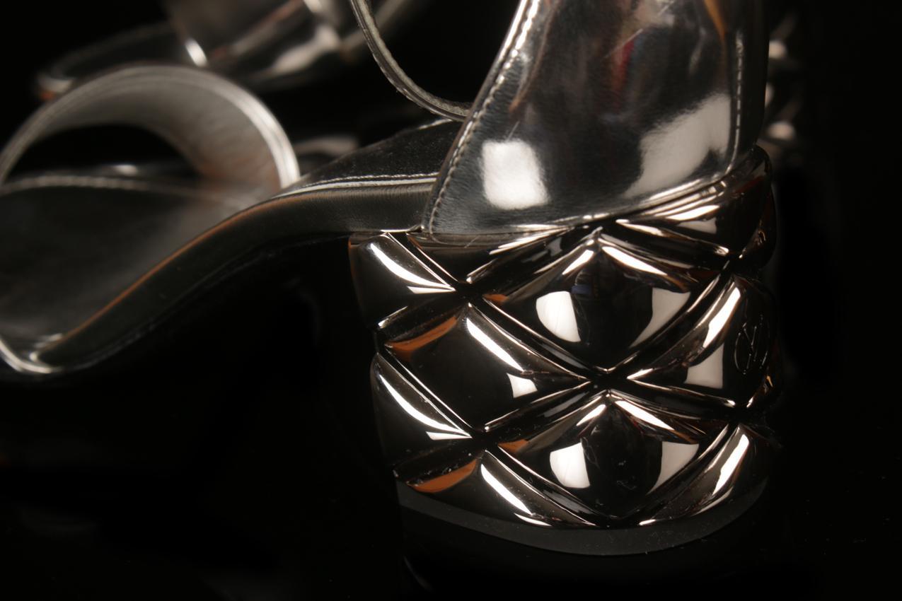 Louis Vuitton hopeanväriset nahkasandaalit 37 - Image 5