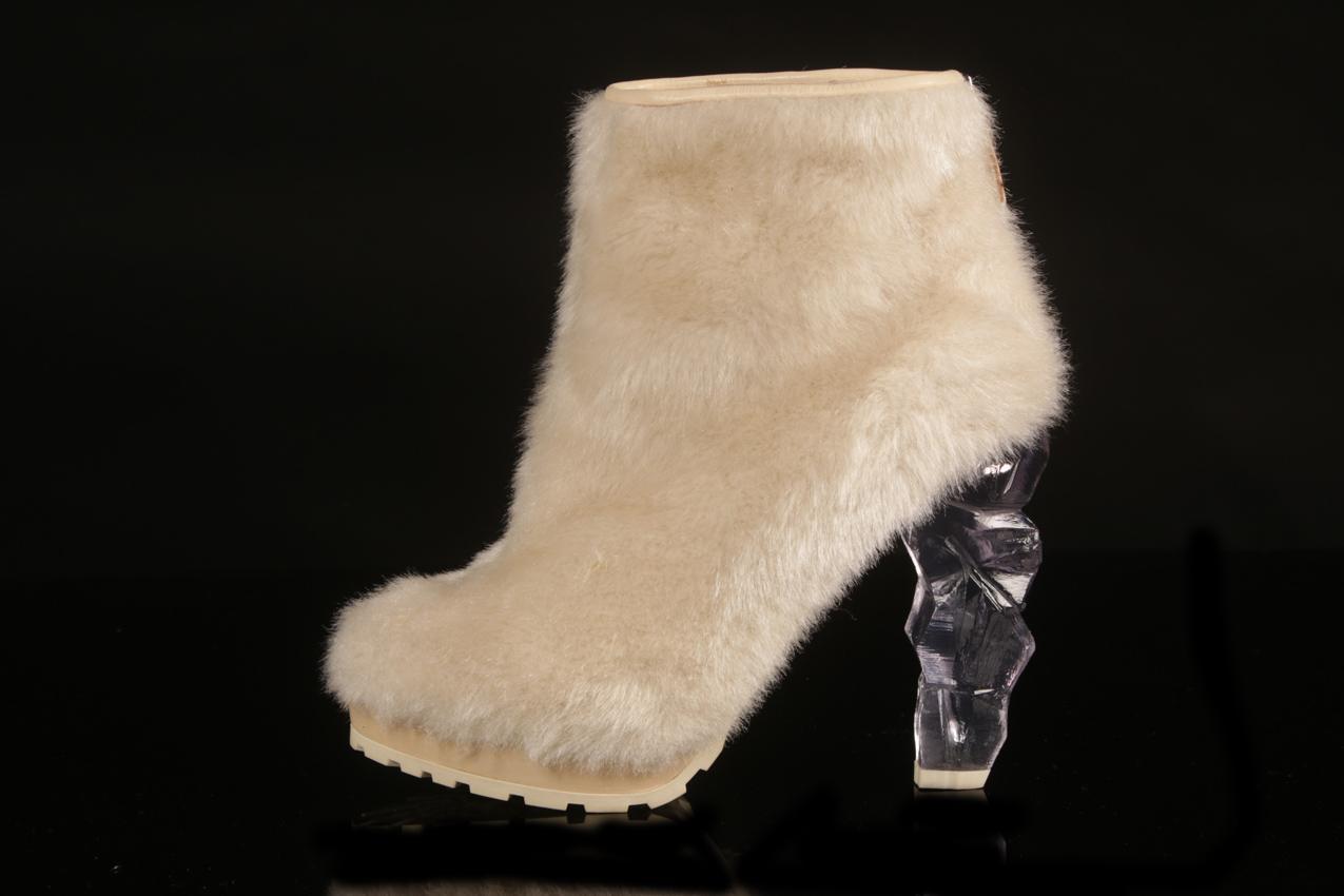 Chanel valkoiset tekoturkisnilkkurit 37