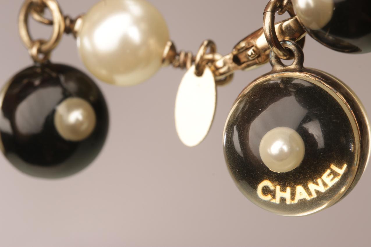Chanel mustavalkoinen helmikoristeinen rannekoru - Image 11