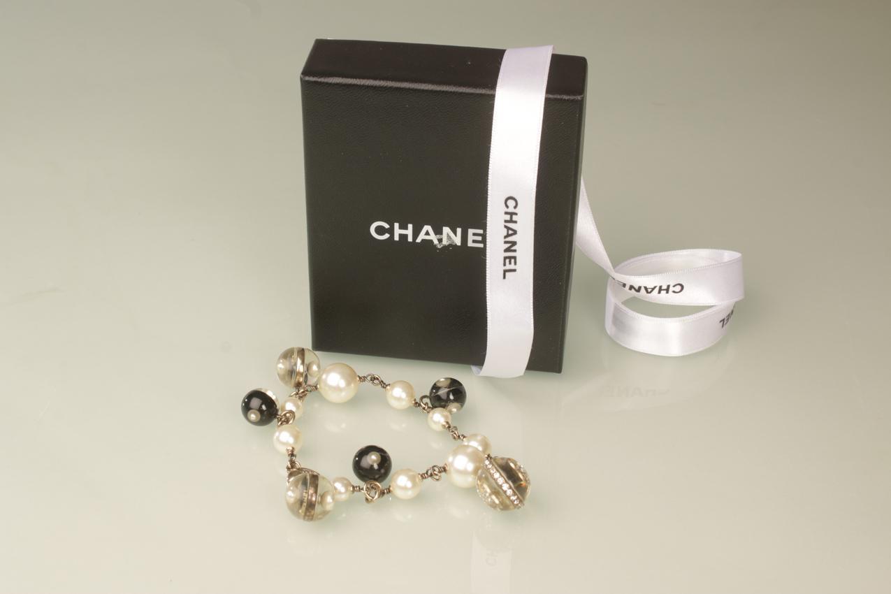 Chanel mustavalkoinen helmikoristeinen rannekoru - Image 3