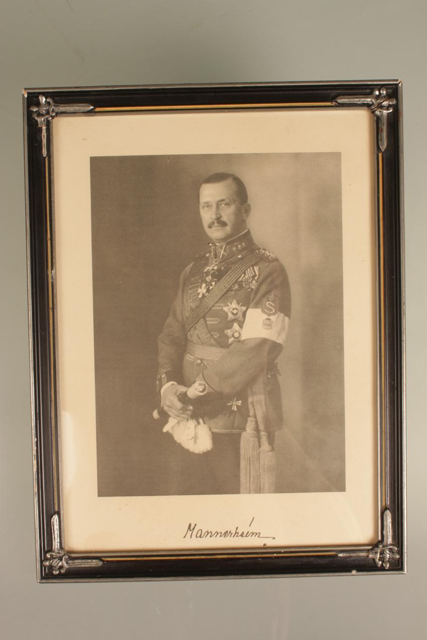 Kehystetty muotokuva Carl Gustaf Emil Mannerheim ja kirja "Suomen Marsalkka"