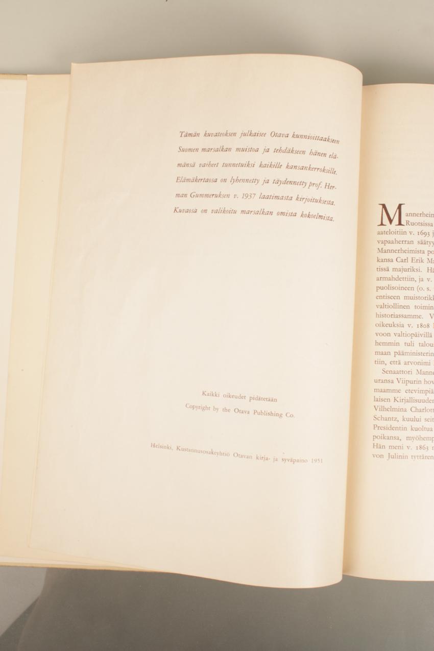 Kehystetty muotokuva Carl Gustaf Emil Mannerheim ja kirja "Suomen Marsalkka" - Image 8