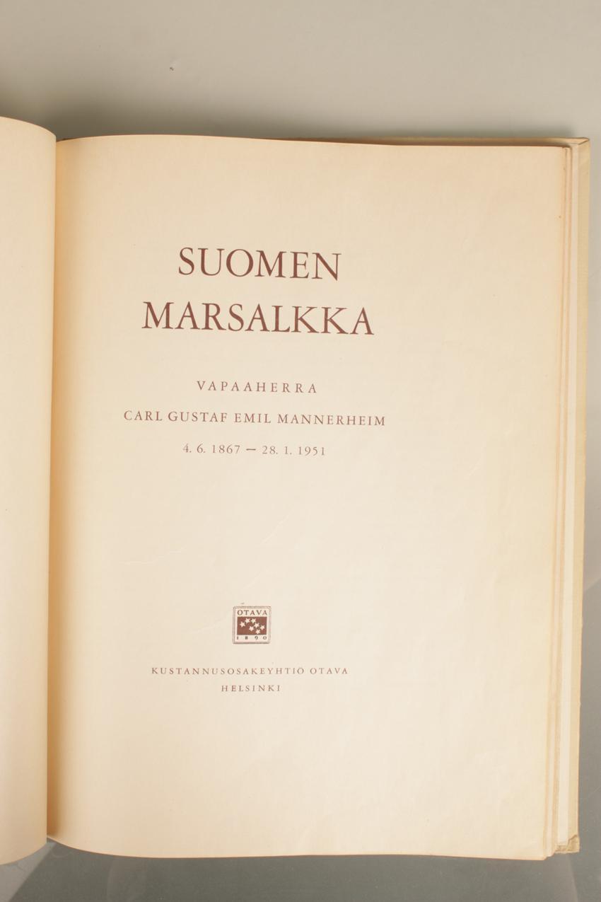 Kehystetty muotokuva Carl Gustaf Emil Mannerheim ja kirja "Suomen Marsalkka" - Image 7