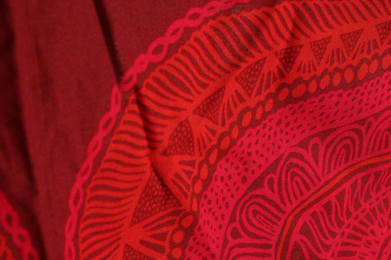 Marimekko Aino-Maija Metsola punainen ”Noitarumpu” pitkä soikea pöytäliina - Image 3