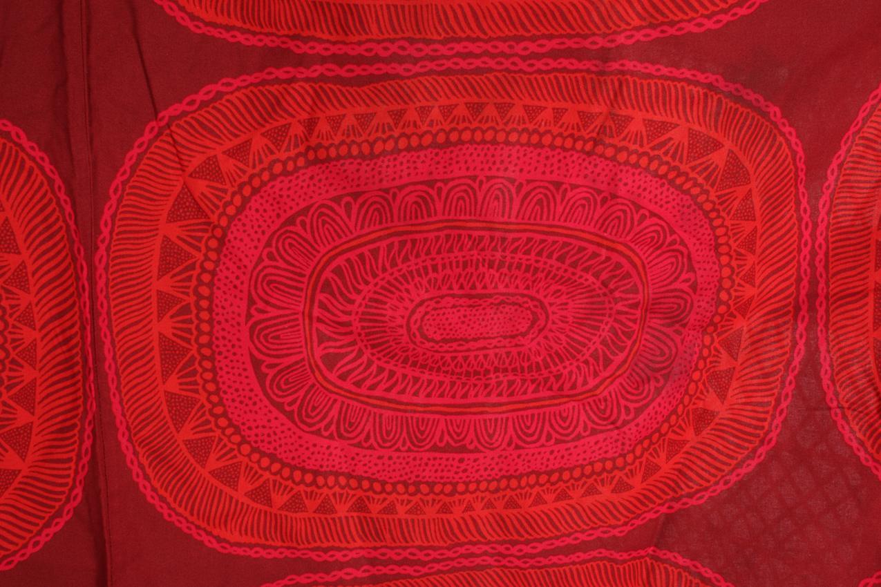 Marimekko Aino-Maija Metsola punainen ”Noitarumpu” pitkä soikea pöytäliina - Image 4