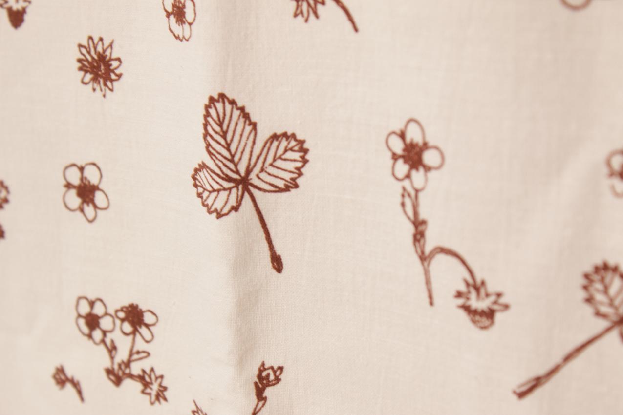 Vintage 1979 Marimekko ruskeavalkoinen ”Mansikkamaito” kangas verho