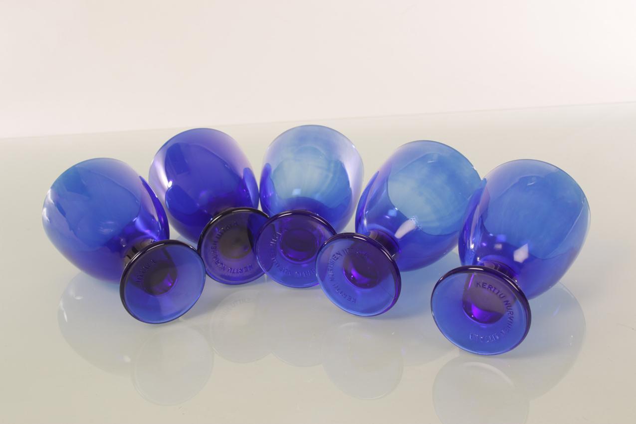 Iittala Kerttu Nurminen viisi koboltin sinistä Verna-viinilasia - Image 3