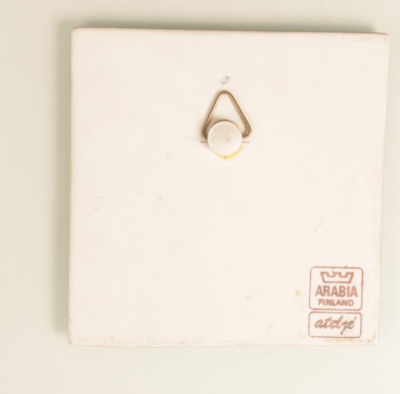 Vintage Arabia Heljä Liukko-Sundström pieni seinälautanen “Teatterinäyttämö” - Image 3