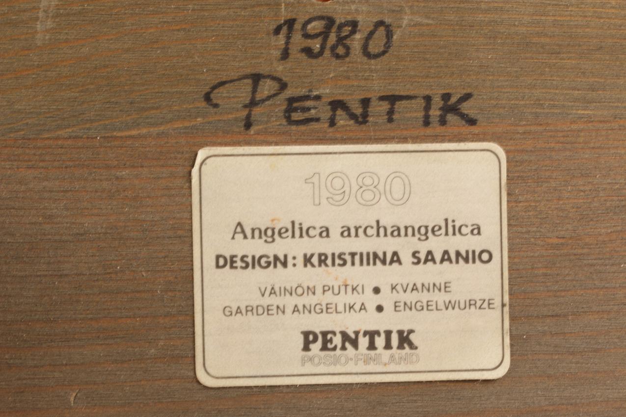 Vintage Pentik Kristiina Saanio pieni numeroitu 1171/3000 seinälaatta “Väinönputki” - Image 5
