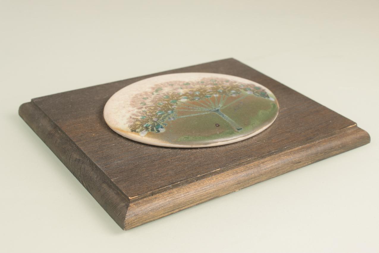 Vintage Pentik Kristiina Saanio pieni numeroitu 1171/3000 seinälaatta “Väinönputki” - Image 6