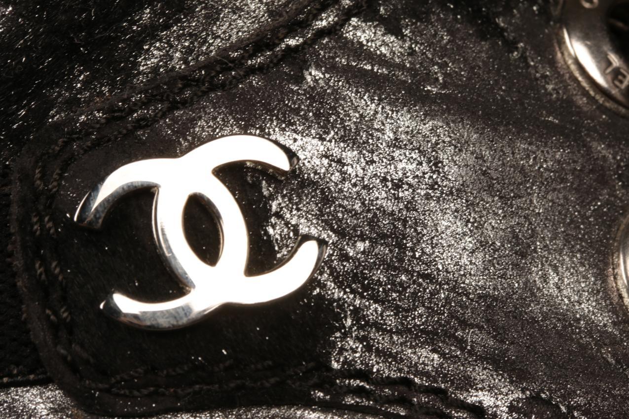 Chanel hopean ja mustan väriset poninkarvanahkaiset kiilakorkosaappaat 38 - Image 11