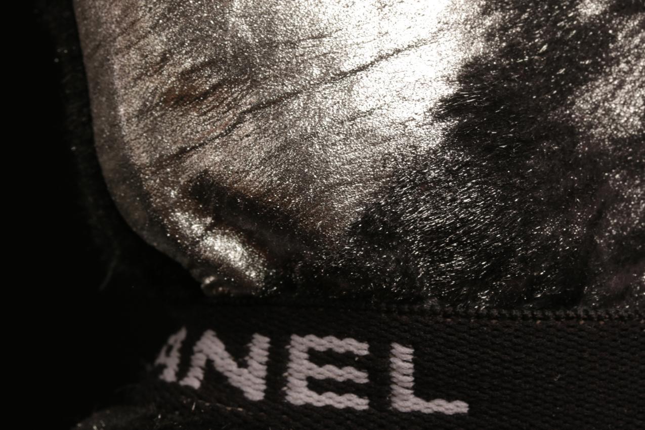 Chanel hopean ja mustan väriset poninkarvanahkaiset kiilakorkosaappaat 38 - Image 12