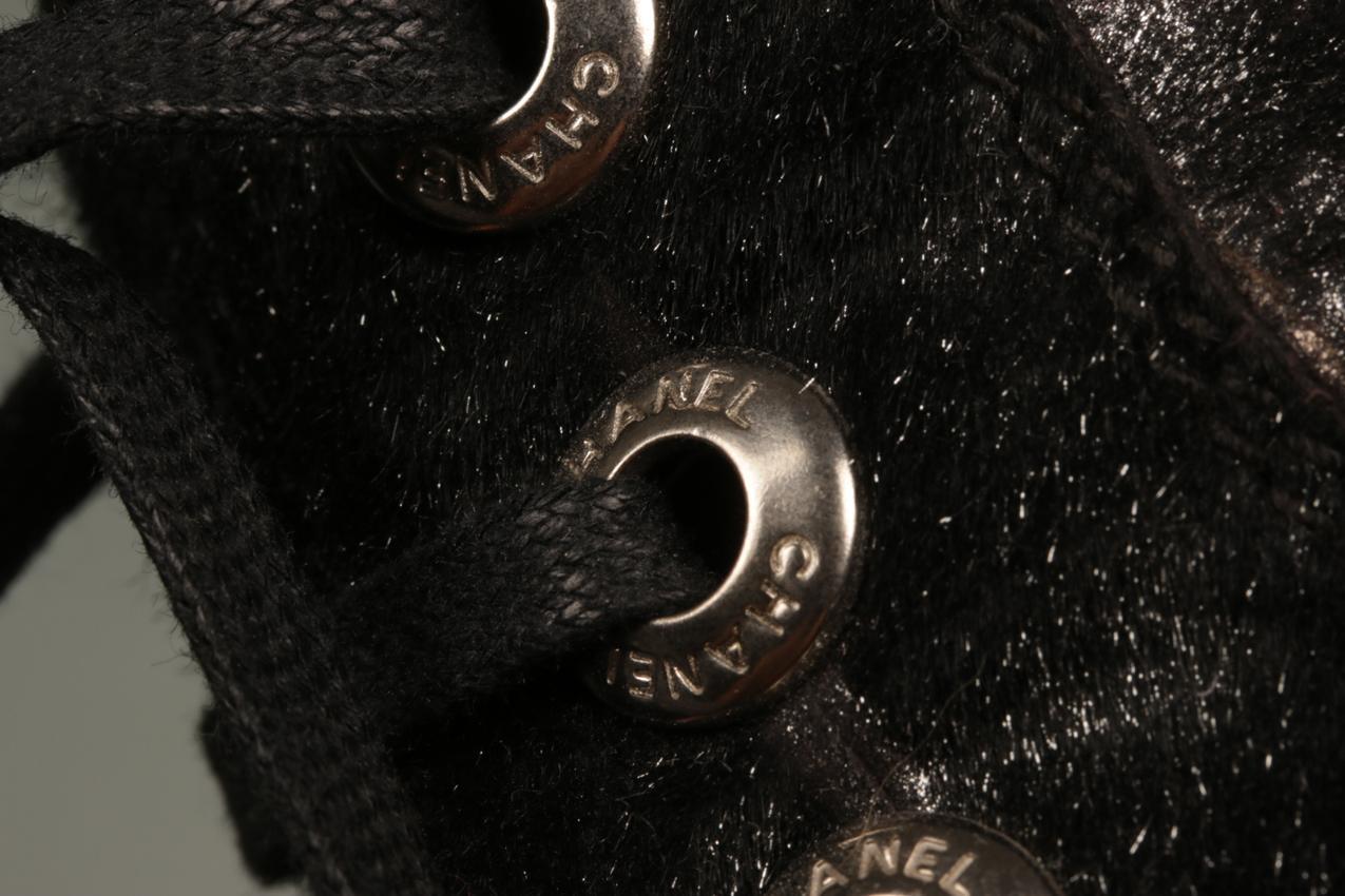 Chanel hopean ja mustan väriset poninkarvanahkaiset kiilakorkosaappaat 38 - Image 14
