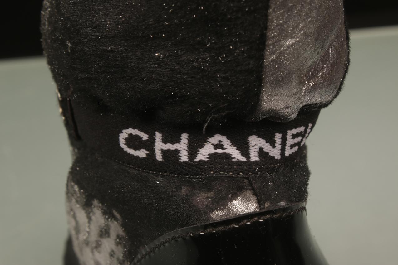 Chanel hopean ja mustan väriset poninkarvanahkaiset kiilakorkosaappaat 38 - Image 6