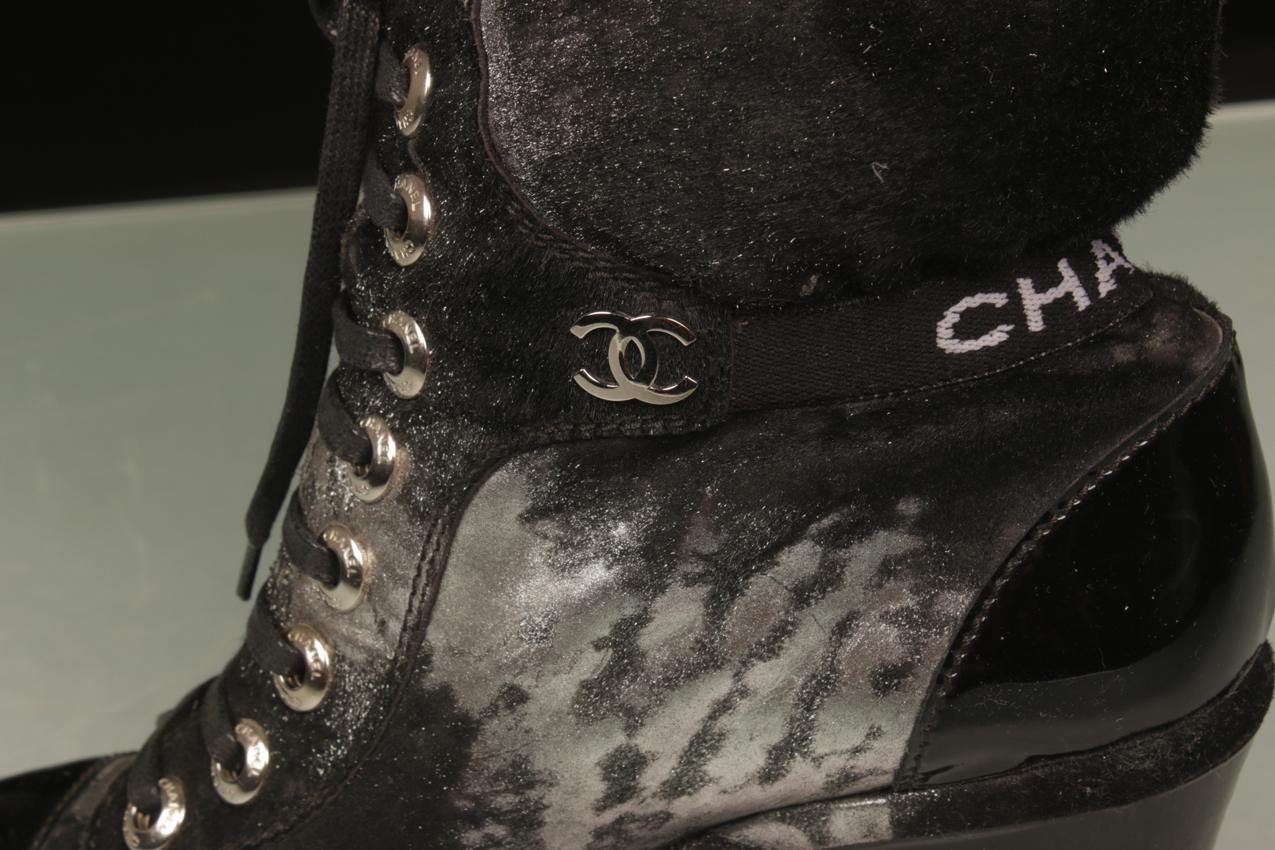 Chanel hopean ja mustan väriset poninkarvanahkaiset kiilakorkosaappaat 38 - Image 7