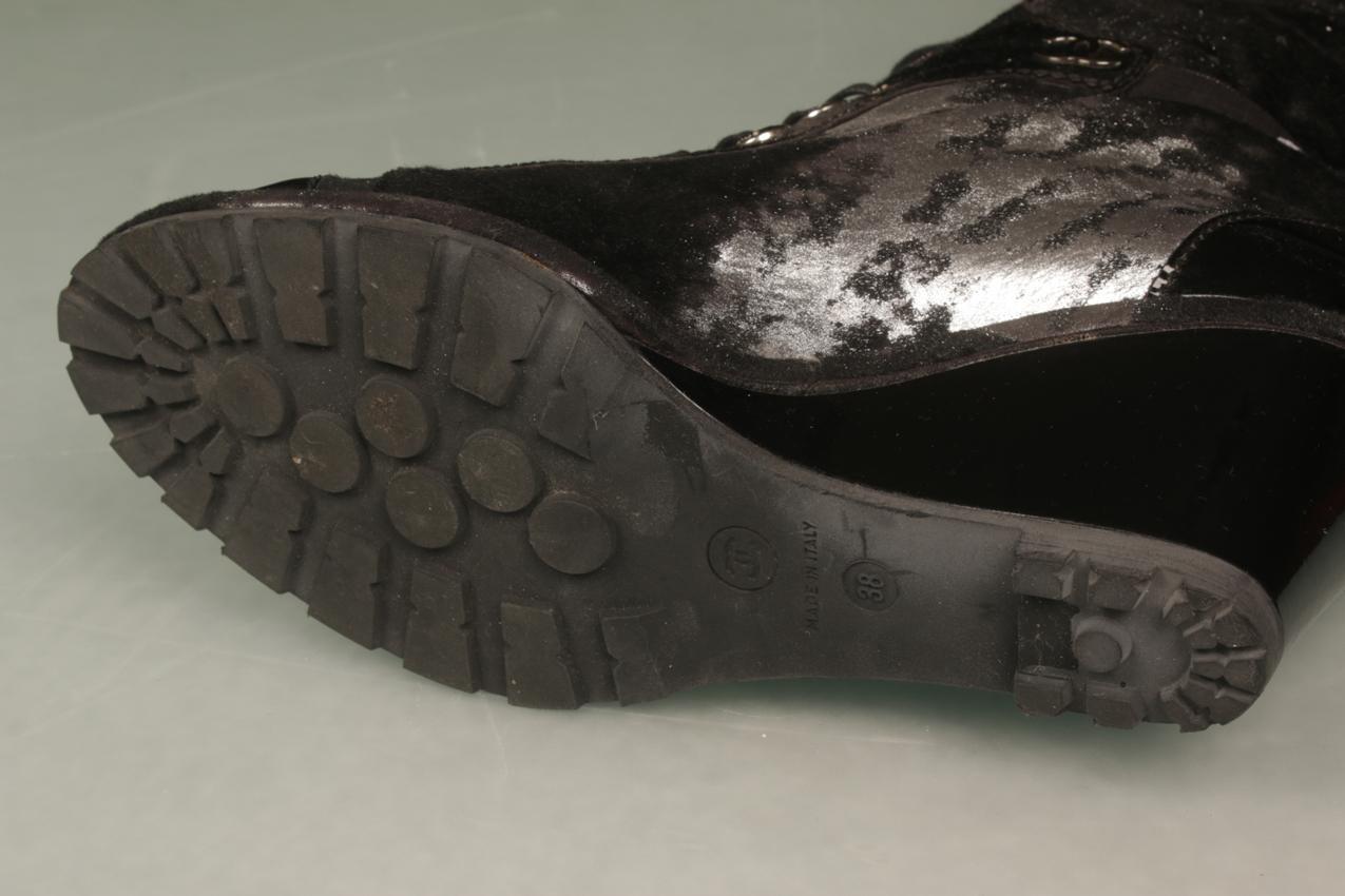 Chanel hopean ja mustan väriset poninkarvanahkaiset kiilakorkosaappaat 38 - Image 8