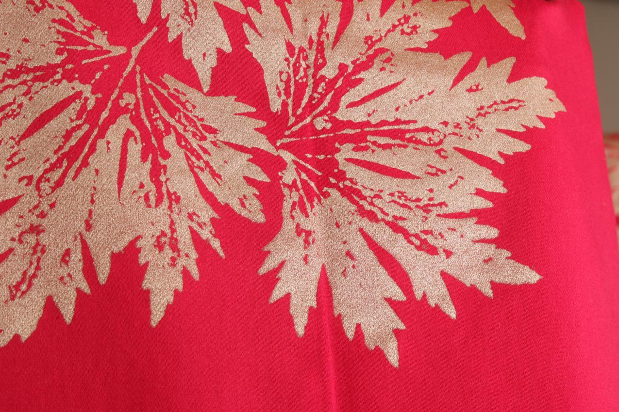 Marimekko punainen/hopea/kulta pöytäliina Maija Isola “Salaisuus” 150 x 245 - Image 4