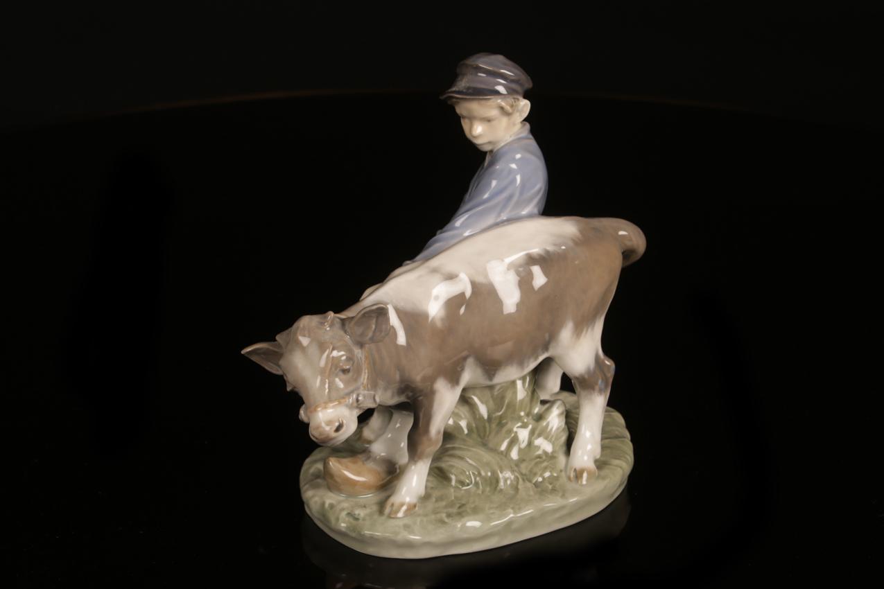 Royal Copenhagen Poika ja vasikka figuuri nro 772 - Image 3