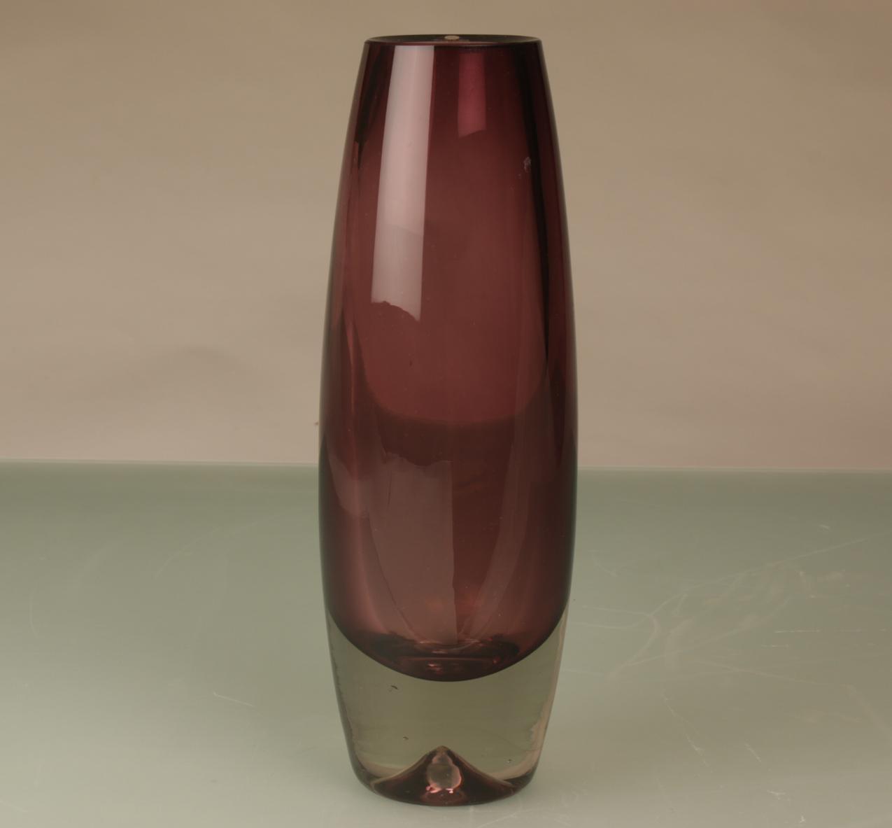 Iittala Erkki Vesanto signeerattu burgundin punainen ”Lappi” maljakko